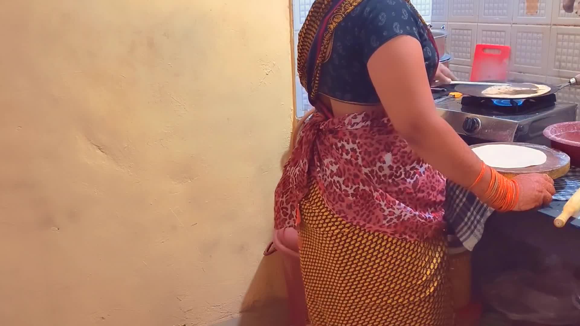 Bhabhi Khana Paka Raha Tha Ushe Zabardasti Karke Chud Diy