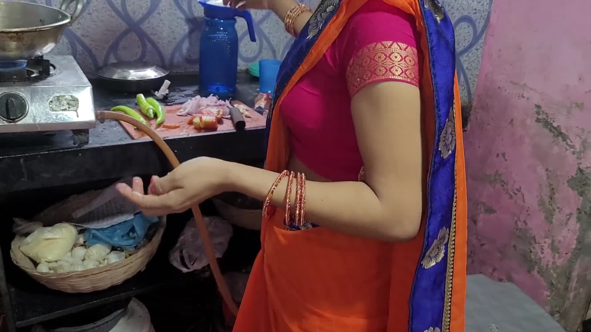 Desi Bhabhi Kitchen Me Khana Bana Rahi Thi Tabhi Devar Ne Piche Le Bhabhi Ki